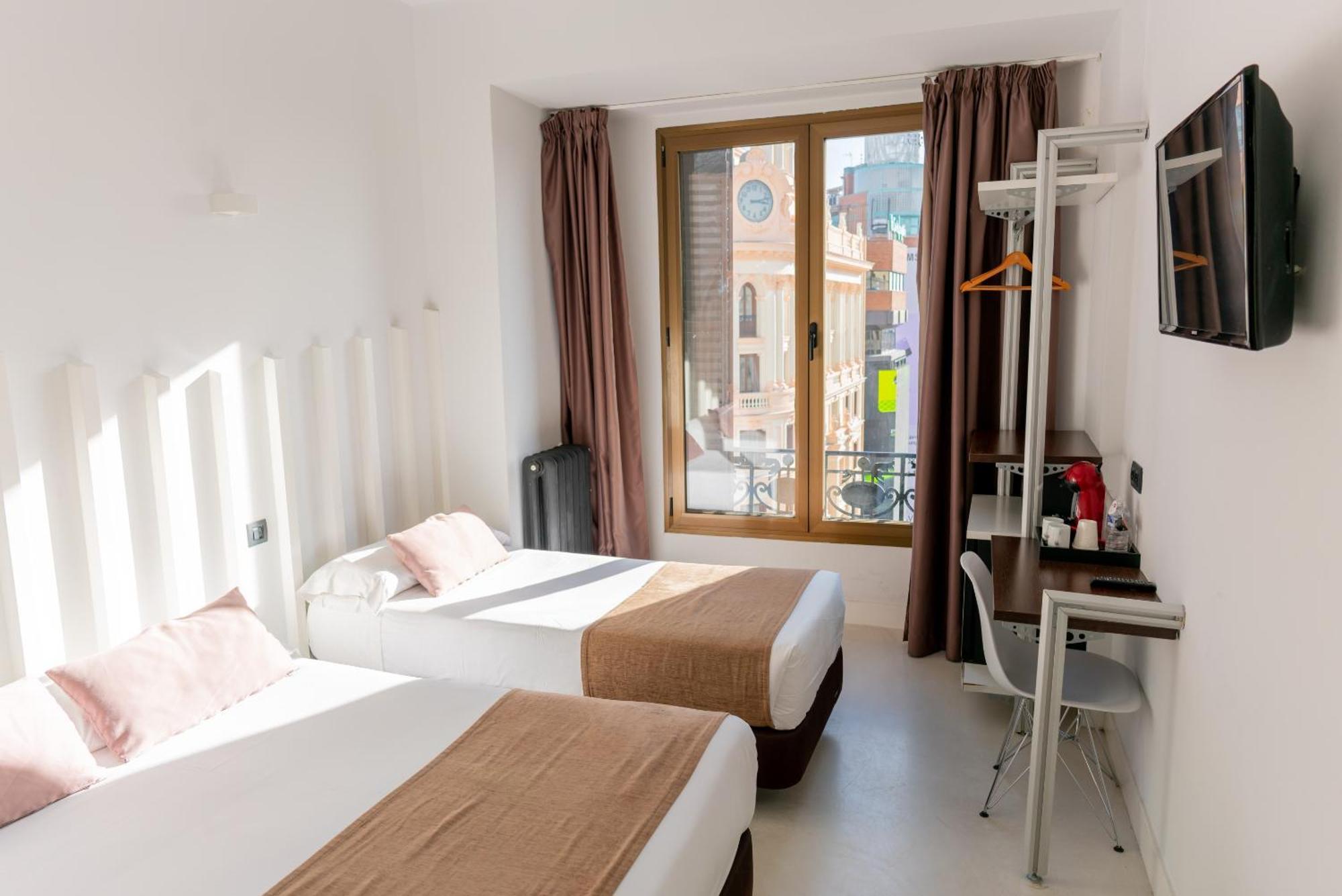 Hostal Gran Via 44 Мадрид Екстериор снимка