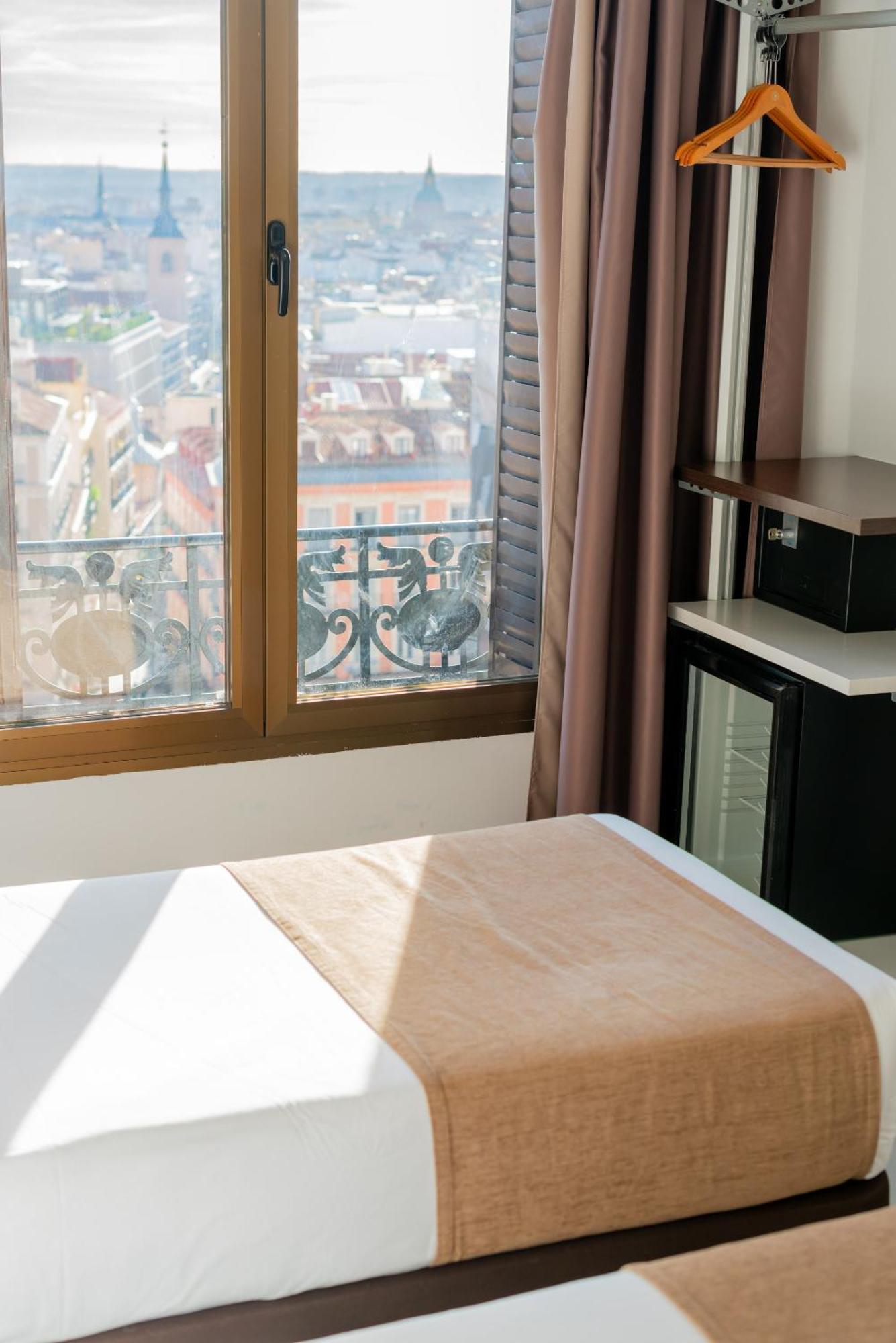 Hostal Gran Via 44 Мадрид Екстериор снимка